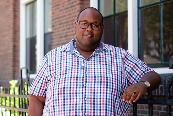 Op de foto staat geïnterviewde Ruben, mbo-medewerker bij Zadkine Rotterdam die een coachtraject bij SOM heeft aangevraagd.