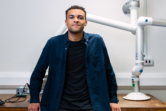 Docent mbo staat voor werktafel