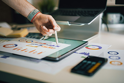 persoon werkt op een tablet