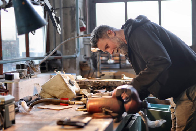 Man In Werkplaats Hybride Docent