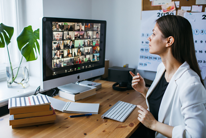 vrouw aan het werk achter computer